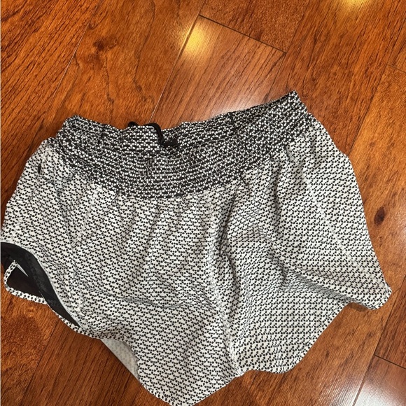 Lululemon Hotty Hot Low Rise Short 2.5” 12 Reg - Picture 4 of 5